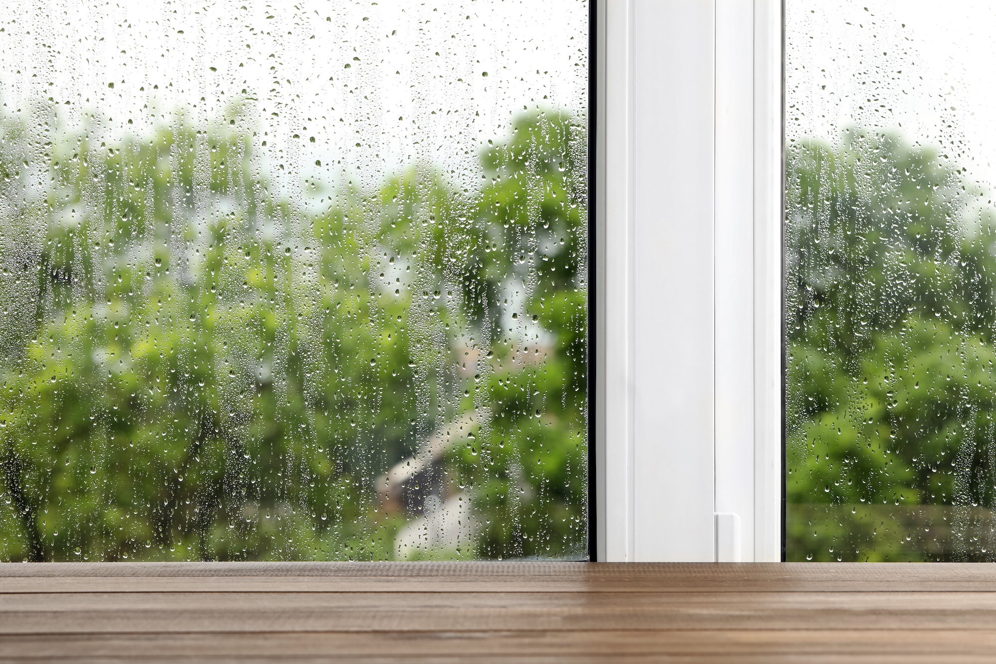 雨の時は窓を開ける？それとも閉める？家の湿気対策は効果的な換気から！